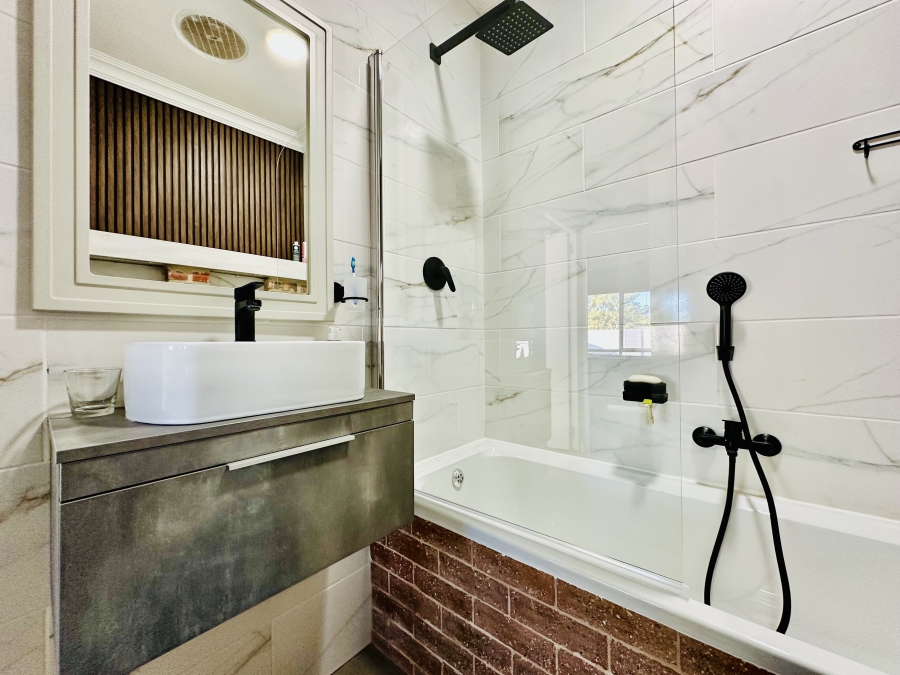 5 Bedroom Property for Sale in Onrus Western Cape